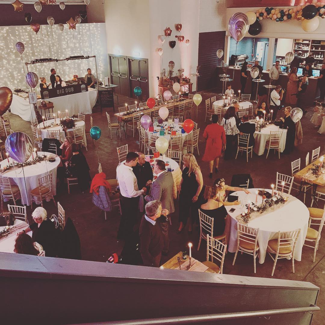 Event Hall in Hinterlands: Elegant tables, festive balloons, ideal for gatherings and celebrations. - Banner