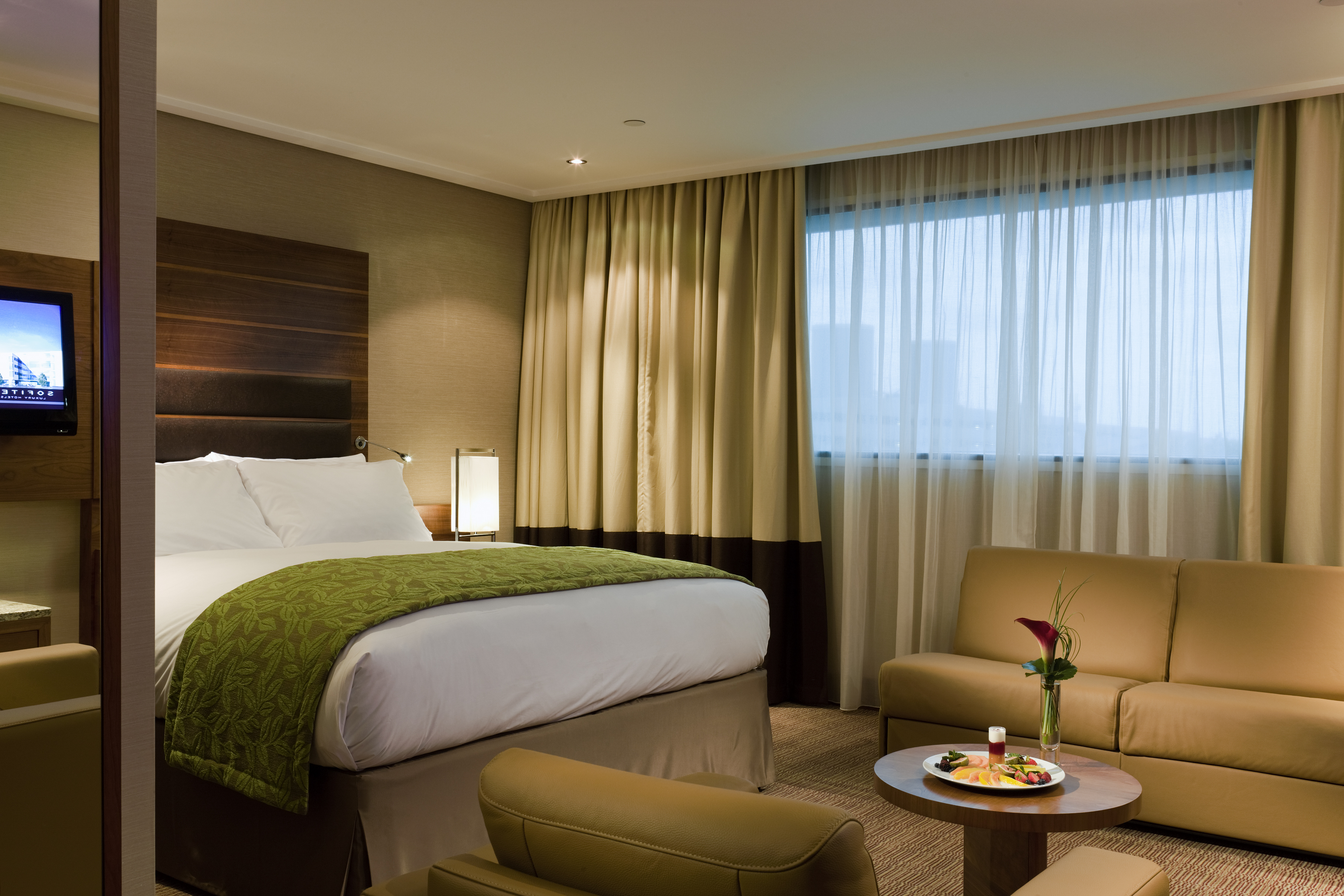 London Suite at Sofitel Heathrow: spacious hotel room with modern decor for events. - Banner