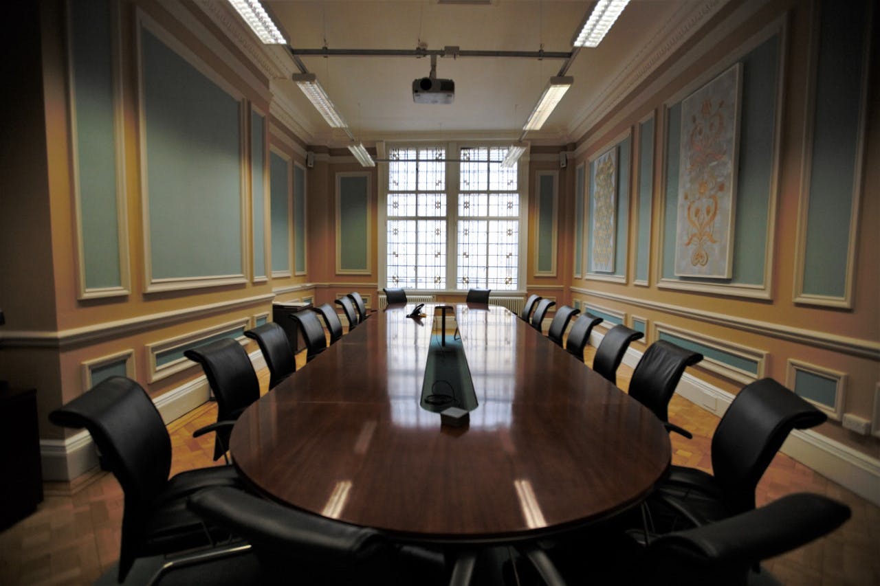 Boardroom at Aspire Igen Ltd with polished table, ideal for meetings and brainstorming.