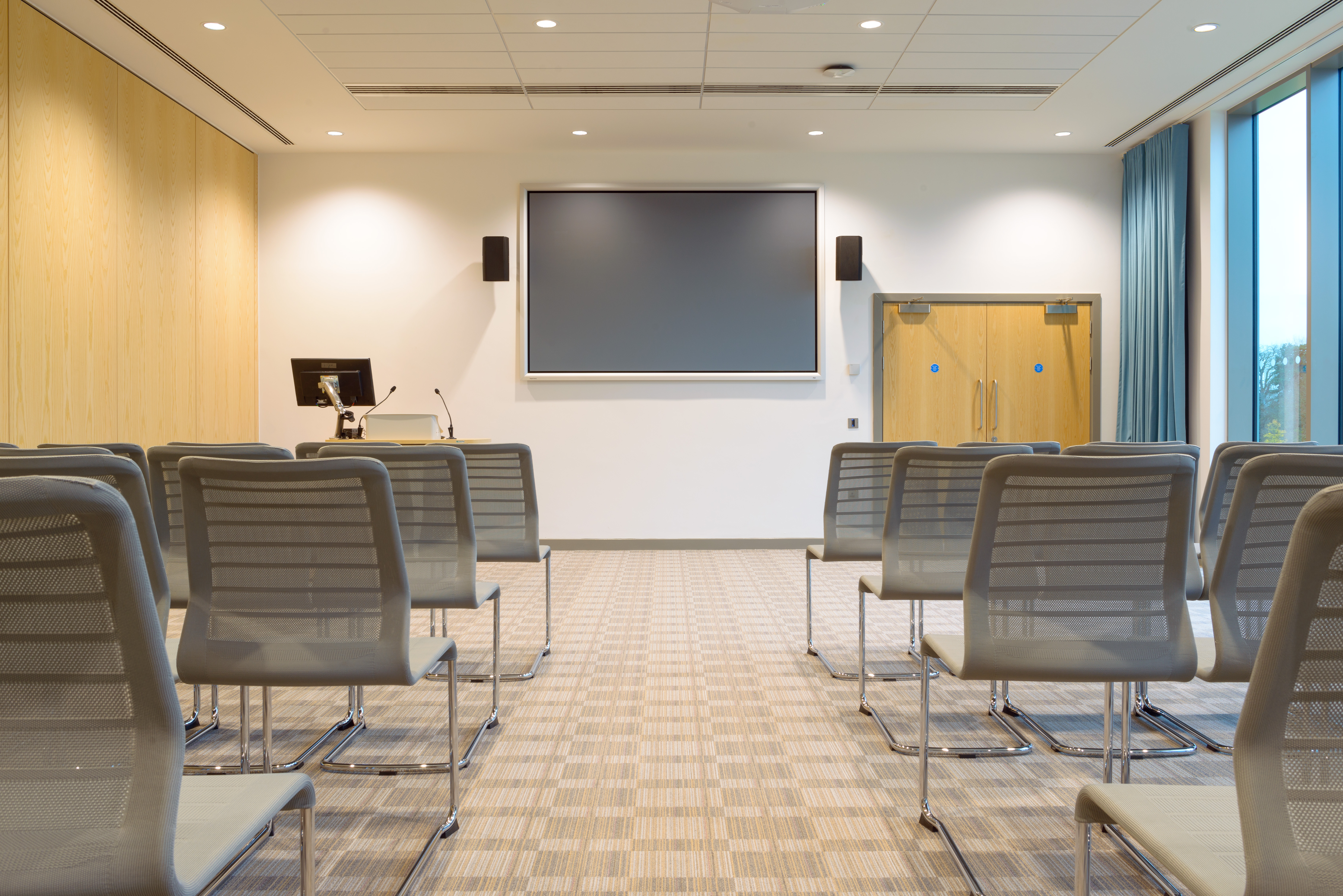 Modern meeting room in King's Hedges, Cambridge, ideal for presentations and workshops. - Banner