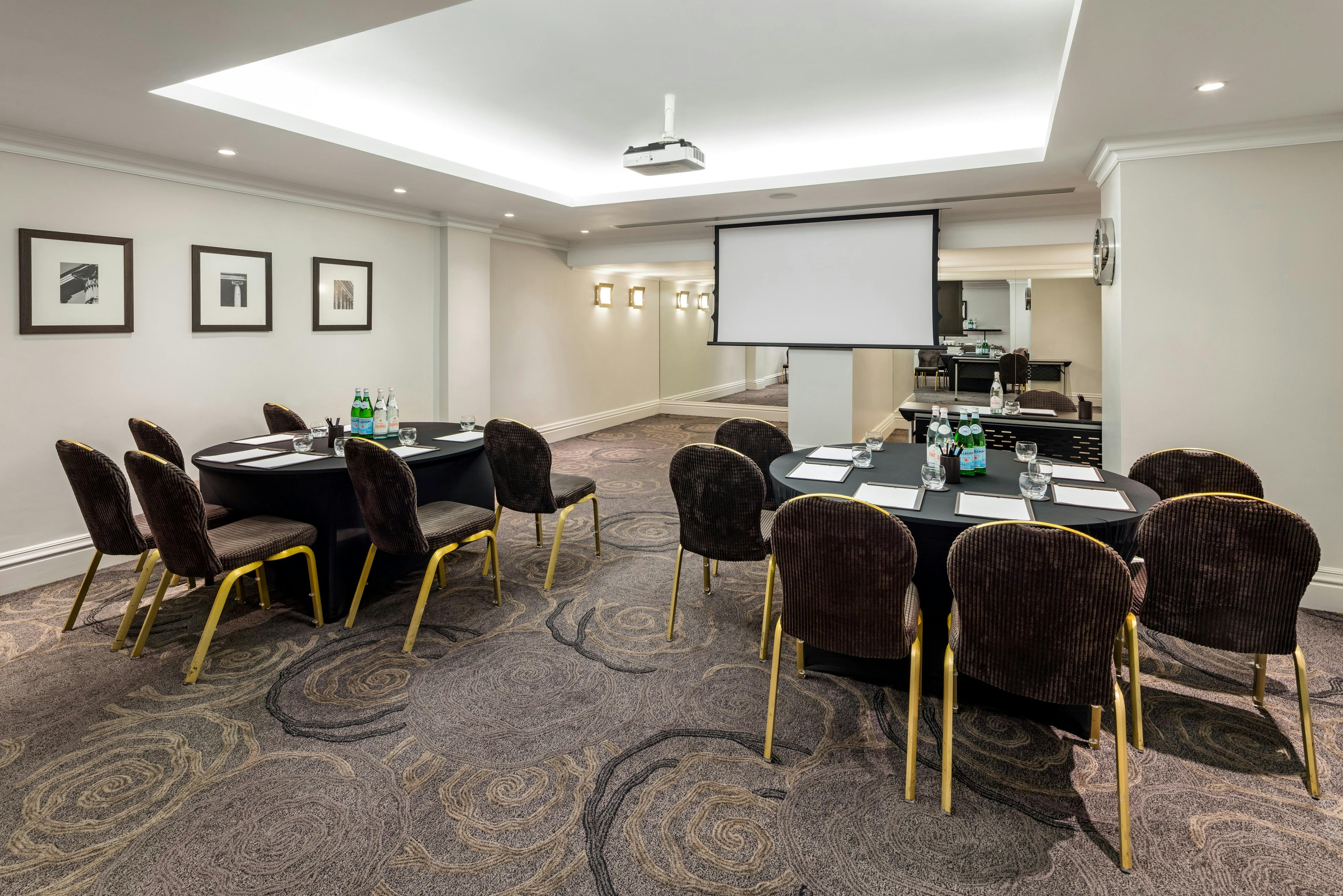 Fitzroy meeting room at Radisson Blu, London: round tables, ideal for professional events.