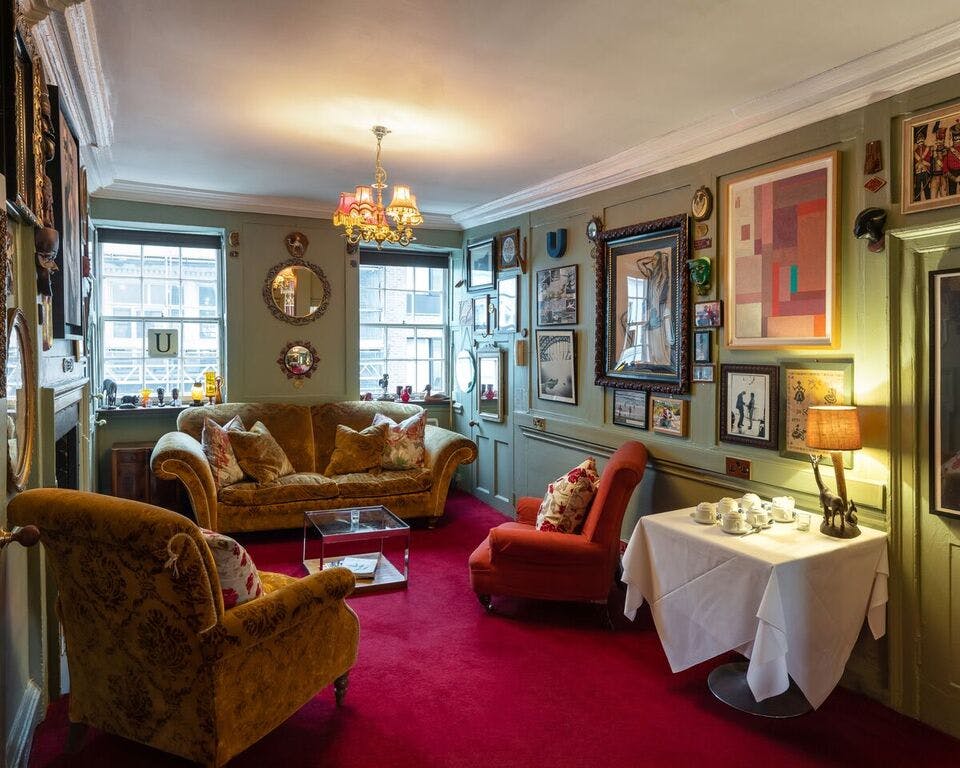 Cozy lounge in The Union Club, ideal for meetings and gatherings with elegant decor.