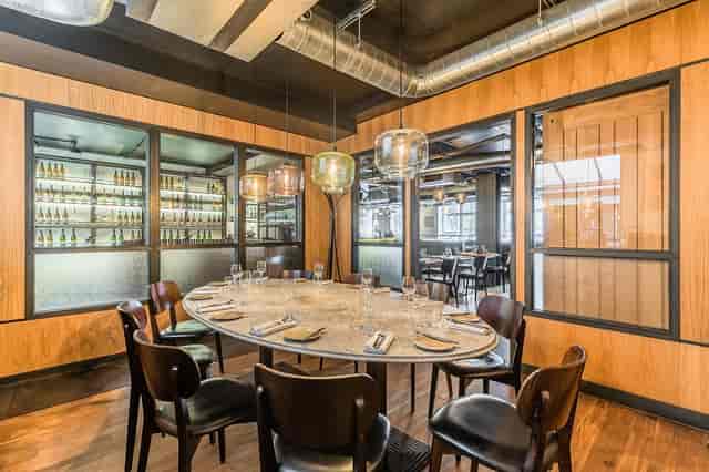Private dining room with round table, ideal for executive dinners and intimate events.