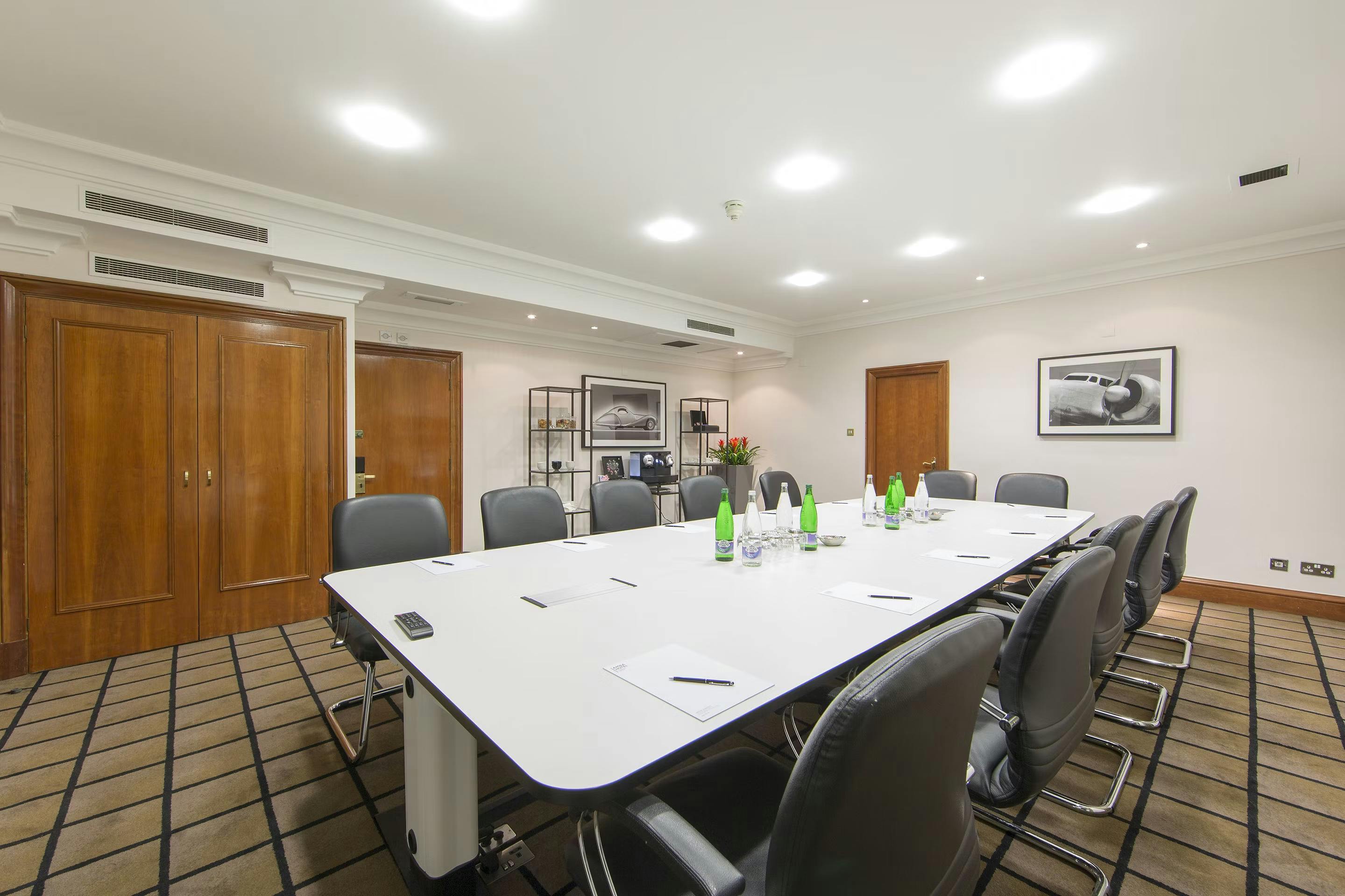 Meeting room at Thistle Marble Arch with modern table, ideal for professional gatherings.