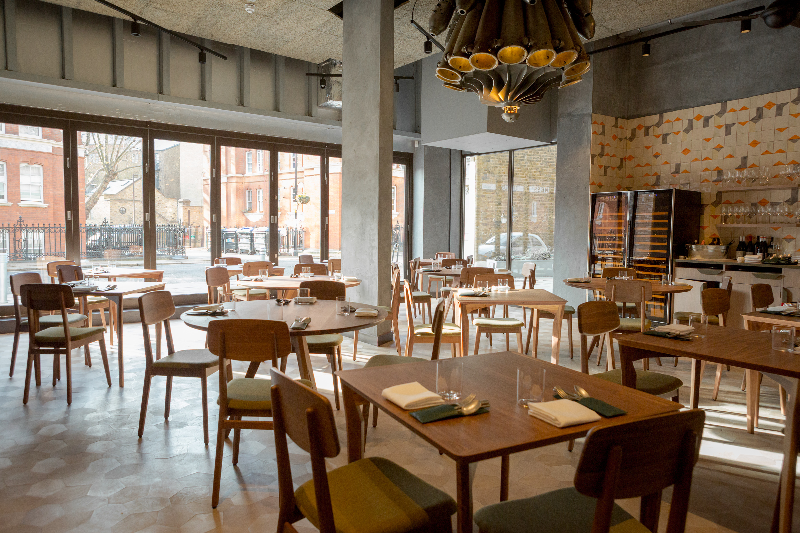 Modern restaurant space in Londrino with wooden tables, ideal for networking events. - Banner