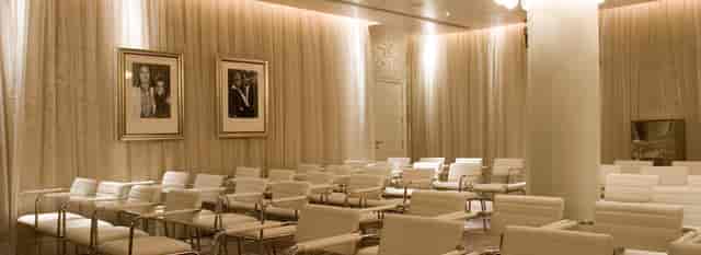 Modern meeting space in Hard Days Night Hotel, ideal for workshops and presentations.
