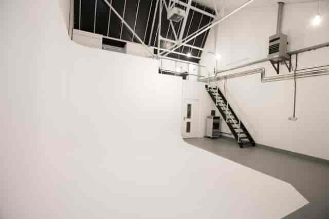 Versatile event space with white backdrop at North 17 Studios for workshops and presentations.