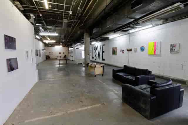 Atrium in Many Hands: spacious industrial venue with artworks, perfect for creative events.