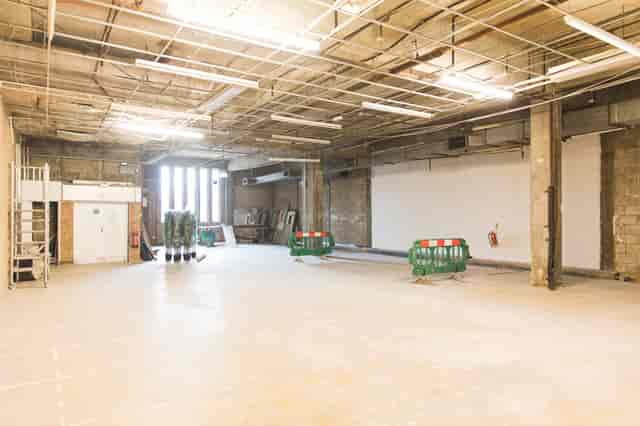 Atrium in Many Hands: spacious event venue with natural light, perfect for gatherings.