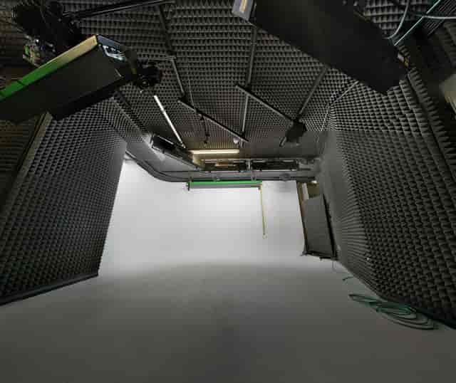 Versatile soundproof studio in FWstudios for virtual events and video productions.