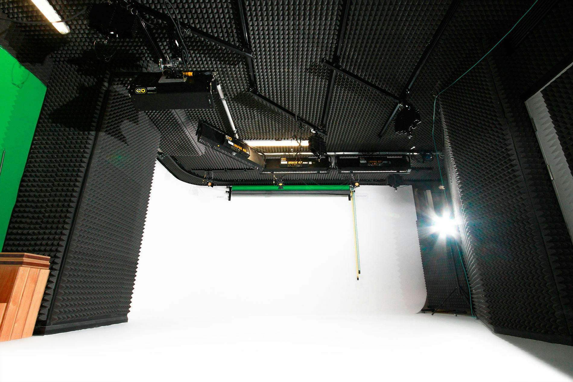 Professional event studio with soundproof walls and green screen for hybrid presentations.