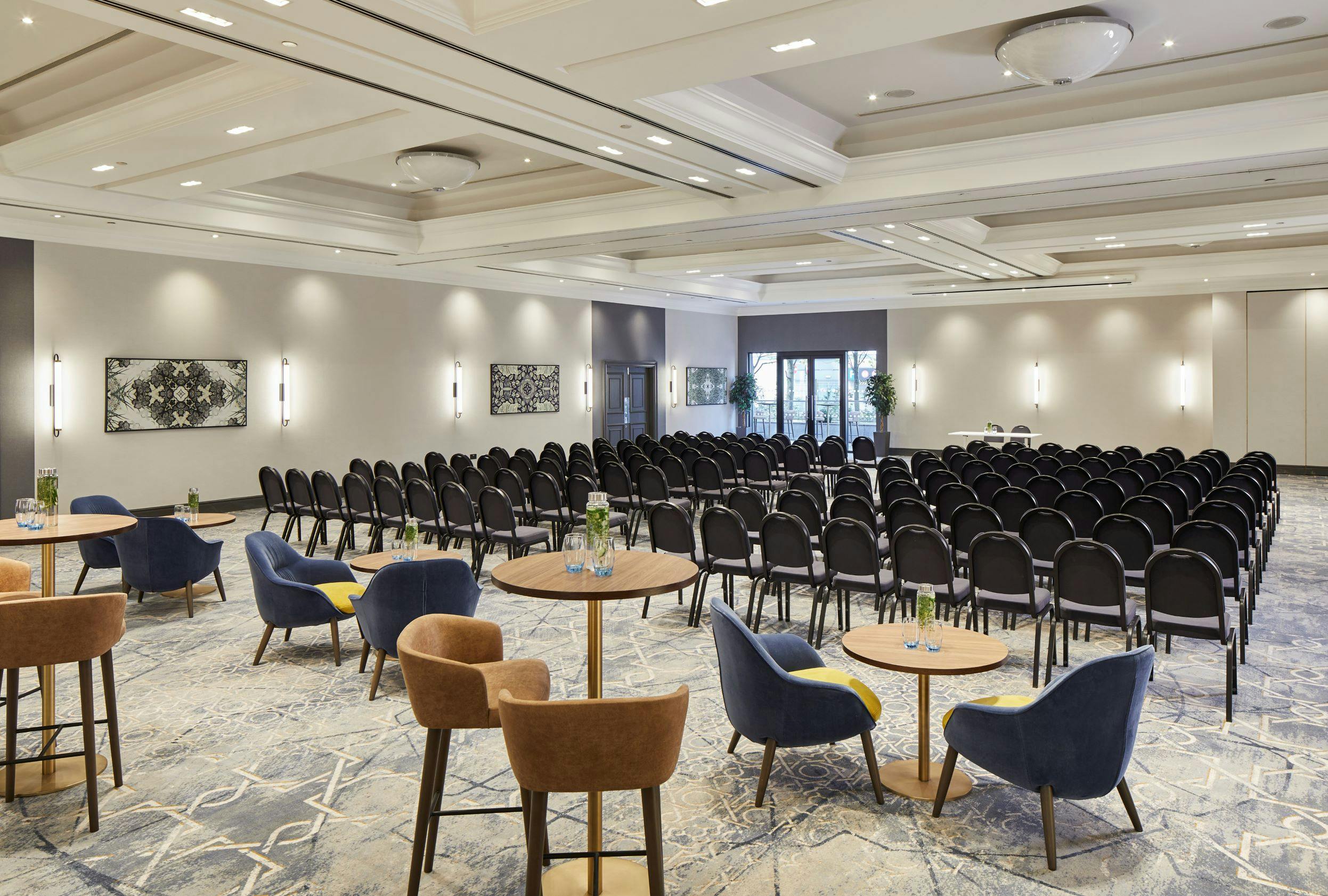 Cardiff Suite at Marriott: spacious event space for conferences with modern decor and natural light.