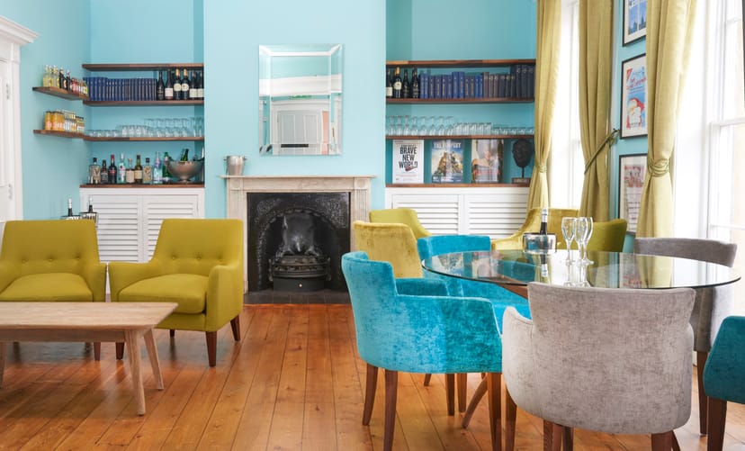Stylish meeting space in The W Lucy Member's Room, ideal for gatherings and brainstorming.