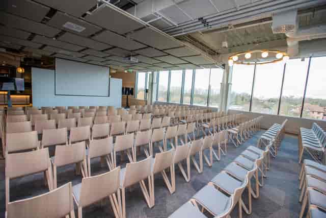 Lock No. 5 at Allianz Stadium: modern chairs for conferences and workshops with natural light.