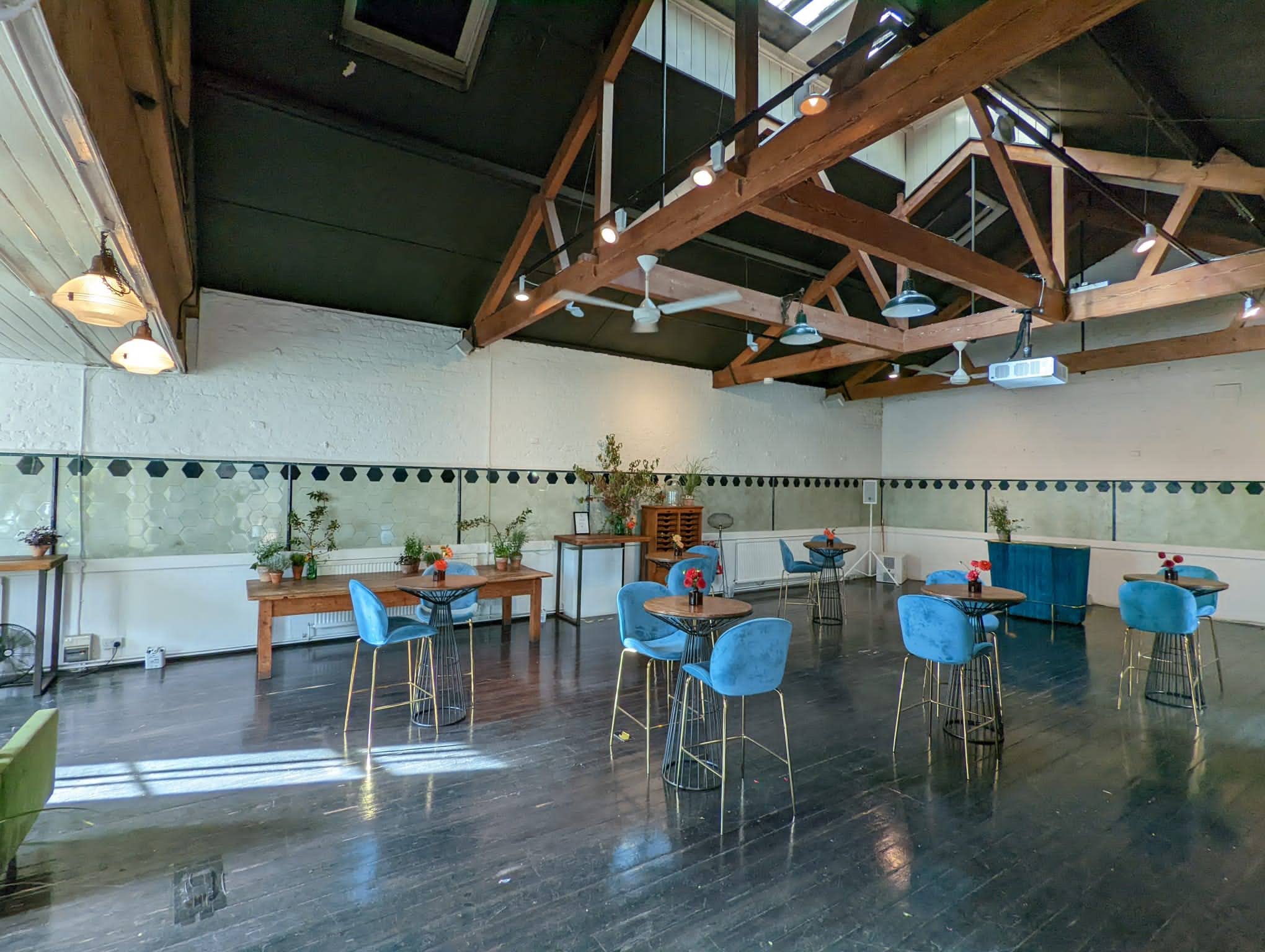 Versatile event space with high ceilings, ideal for workshops and corporate events. - Banner