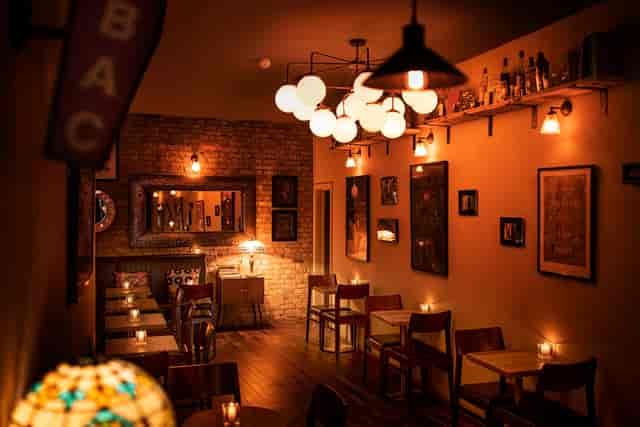 Cozy venue in Coupette with warm lighting, ideal for networking events and gatherings.