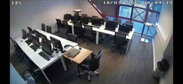 Modern meeting room with workstations in Suite Thames, ideal for training events.