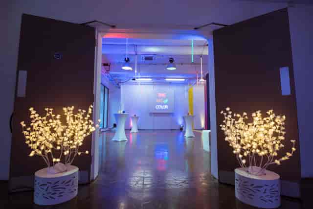 Modern event space with floral arrangements, ideal for creative gatherings and networking.