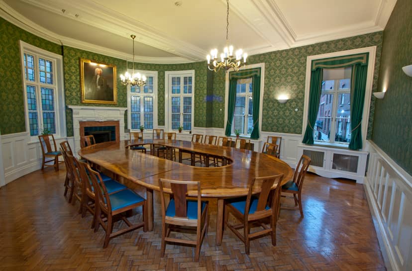Salisbury Room at St Bride Foundation with oval table, ideal for meetings and events.