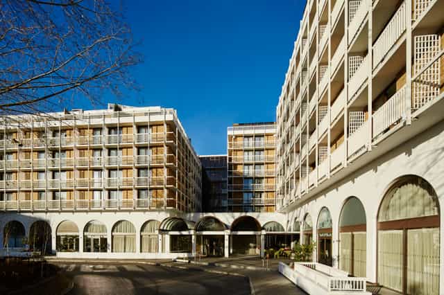 Modern Camden 1 venue at London Marriott, ideal for corporate events and meetings.