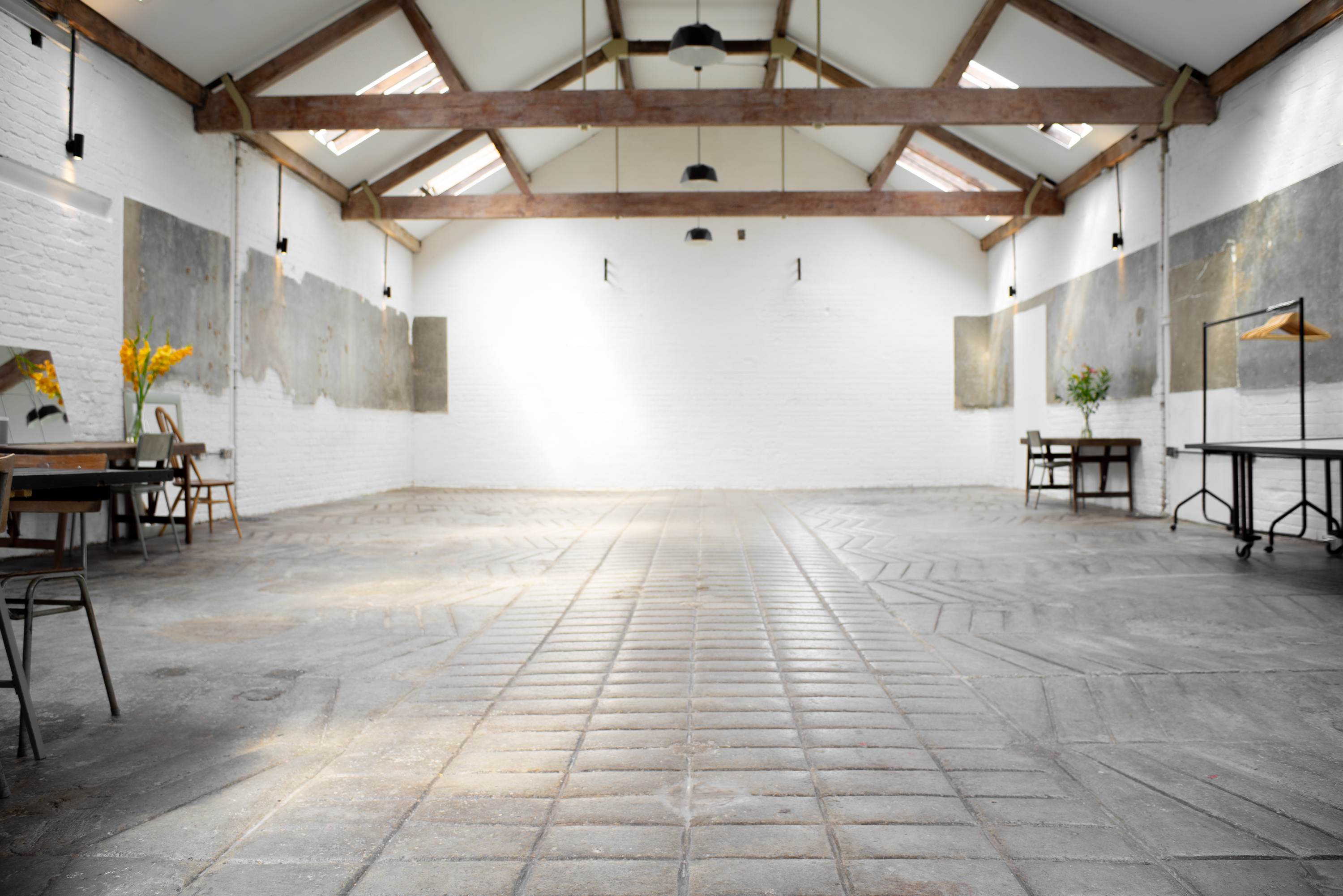 Versatile event space with high ceilings, ideal for creative meetings and workshops. - Banner