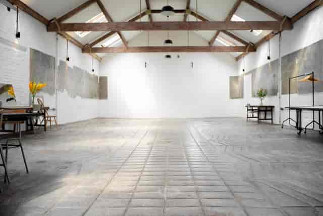 Versatile event space with high ceilings, ideal for creative meetings and workshops.