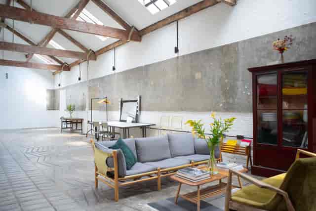 Versatile event space with high ceilings, ideal for meetings and workshops.