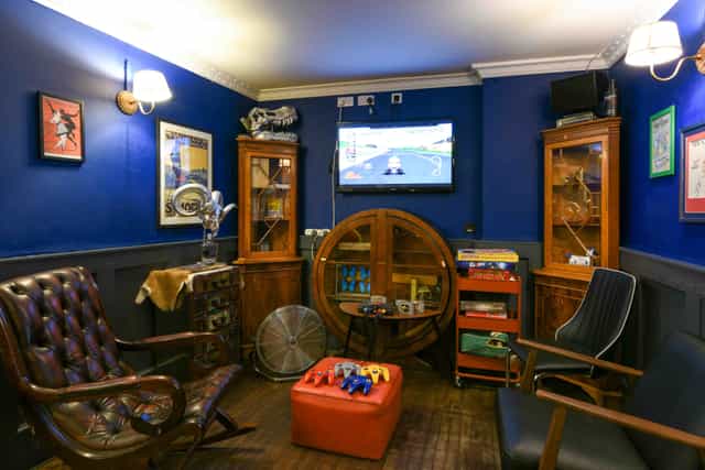 Cozy retro lounge with blue walls, ideal for team-building events and meetings.