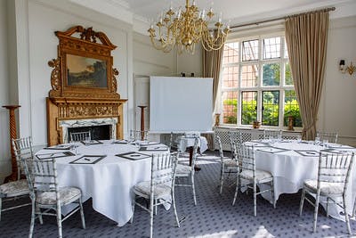 Greenwoods Hotel & Spa - Boardroom Suite image 1