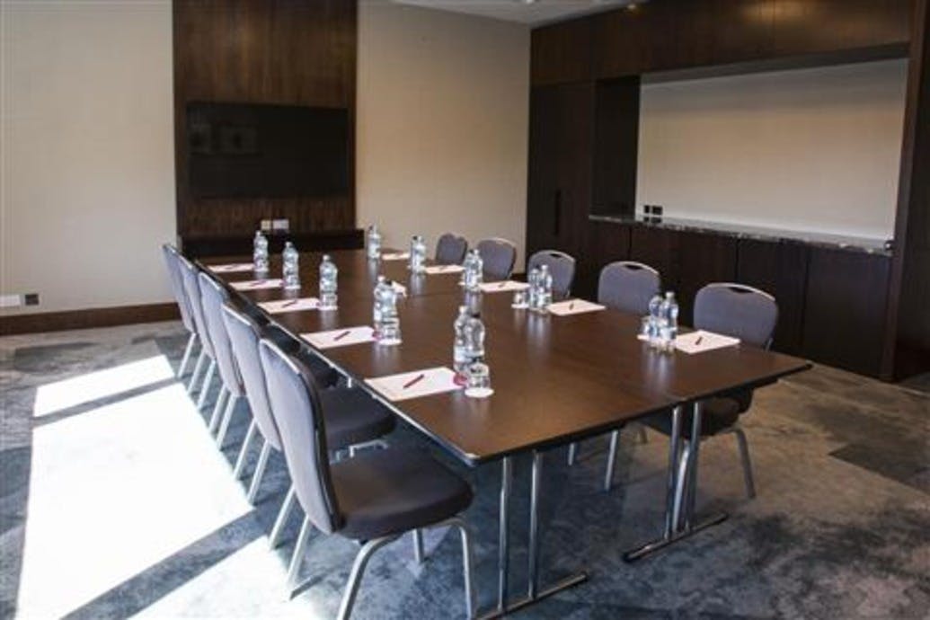 Lakeside 1 meeting room at Crowne Plaza Marlow, ideal for workshops and professional gatherings.