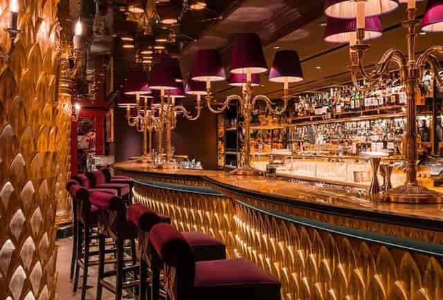 Luxurious bar at Club Chinois, ideal for networking events and cocktail receptions.