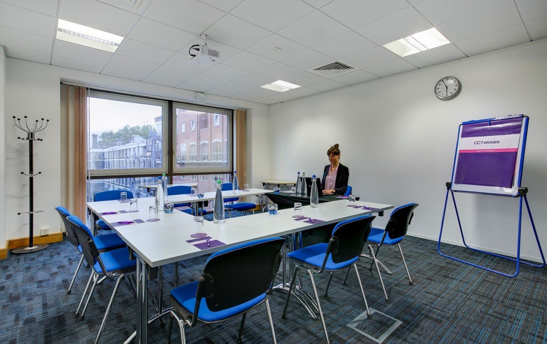 Luna Room meeting space in CCT Venues Barbican, modern design for corporate events.