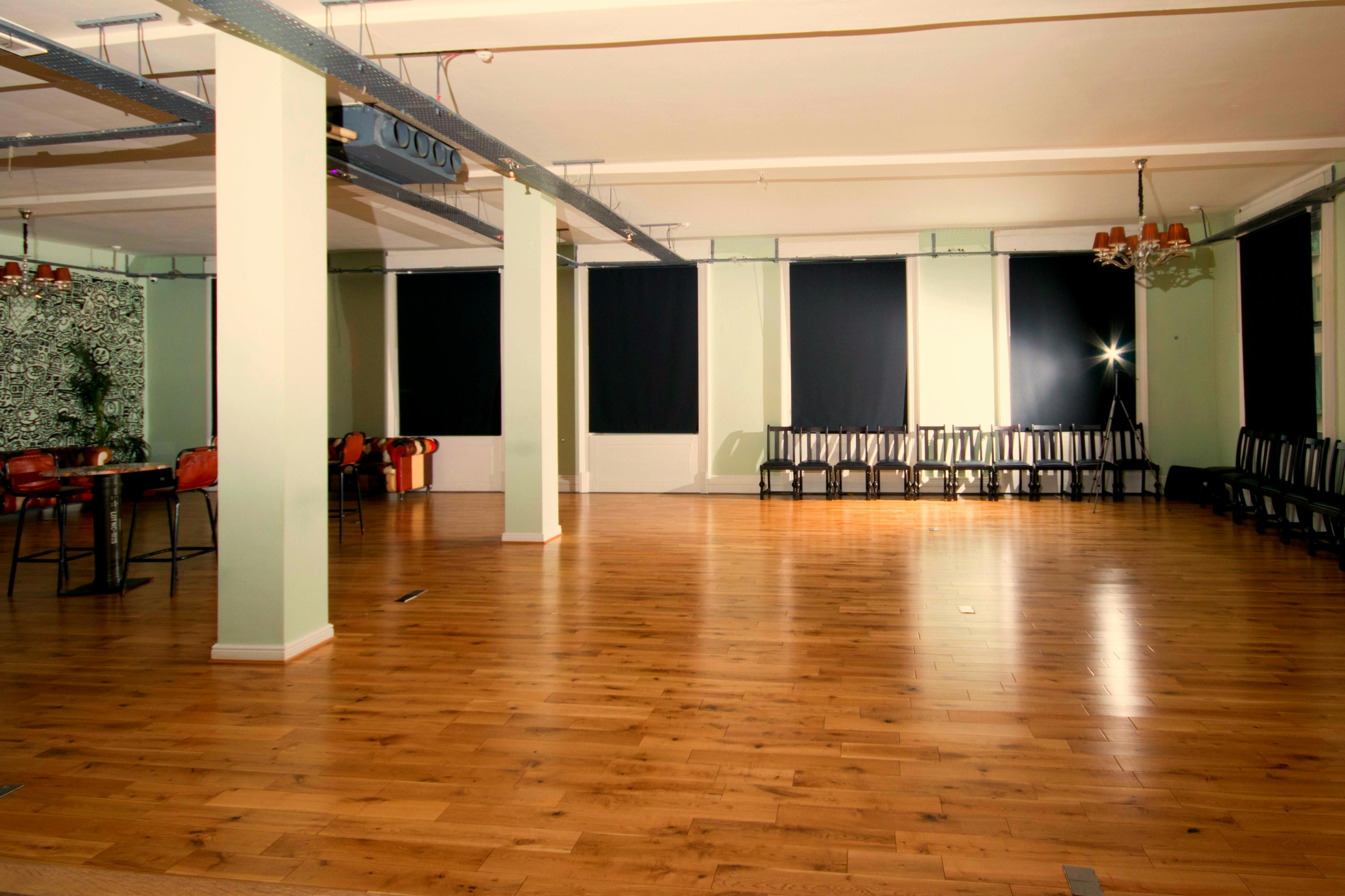 Spacious event space with polished wooden floors in Sink Pong Shoreditch for meetings and gatherings.