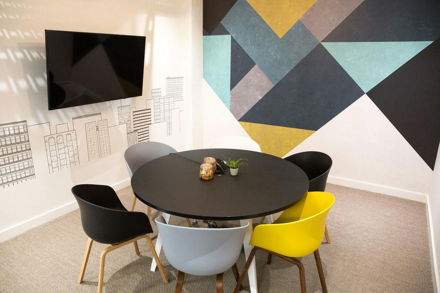 Modern meeting space at The Shard with round table, ideal for collaboration and presentations.