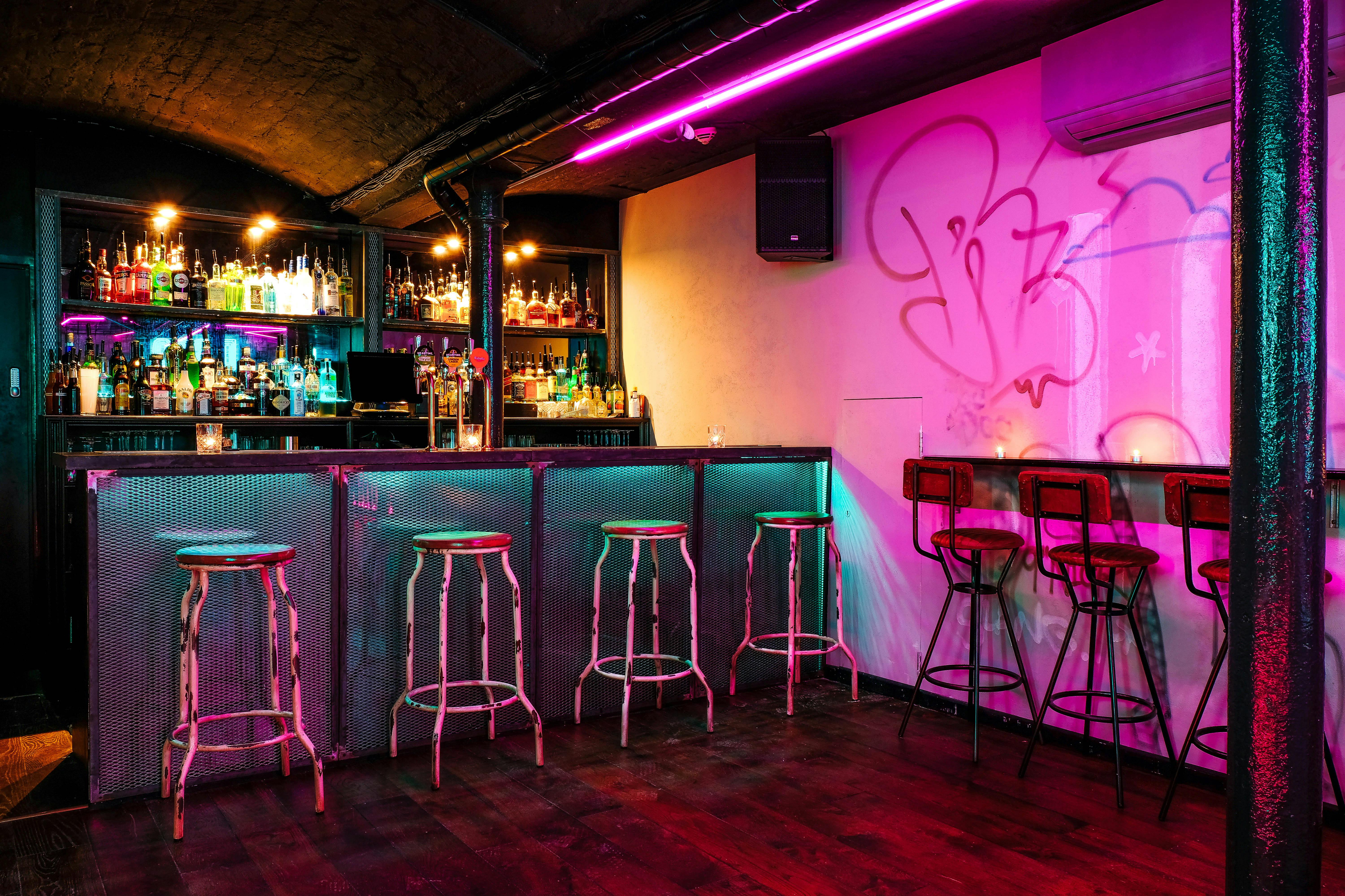 Vibrant bar setting in Simmons Farringdon, ideal for networking events and cocktail receptions.