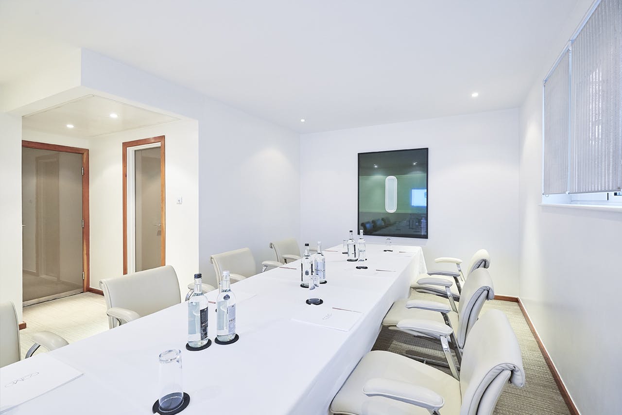 Modern meeting room at Met Lounge, COMO Metropolitan London for strategic workshops.