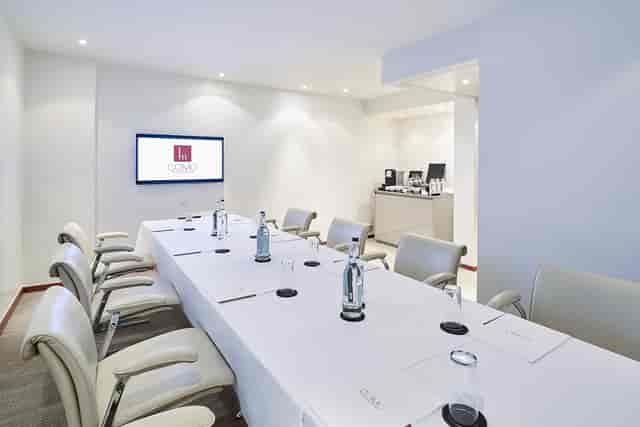 Modern meeting room at Met Lounge, COMO Metropolitan London, ideal for corporate events.