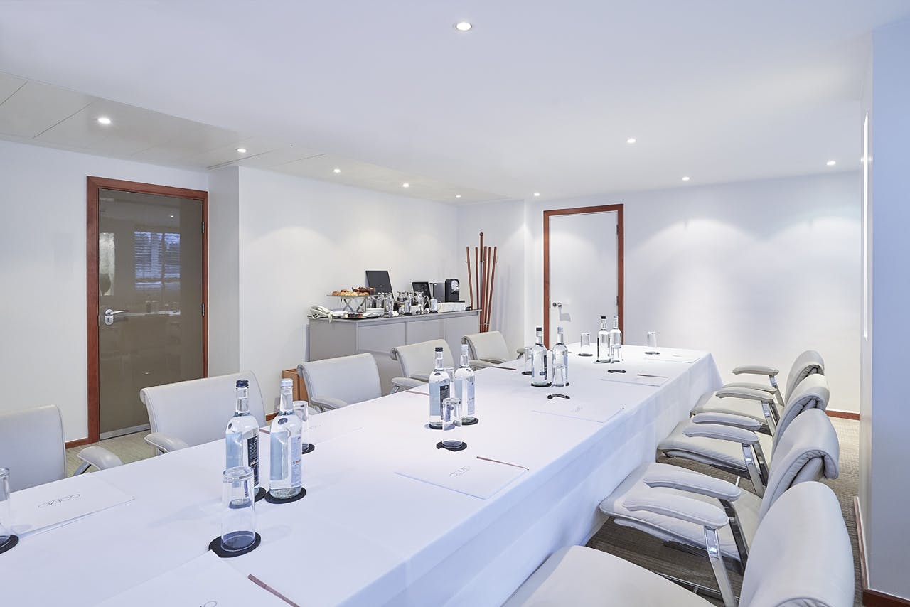 Modern meeting room at Met Lounge, COMO Metropolitan London, ideal for professional gatherings.