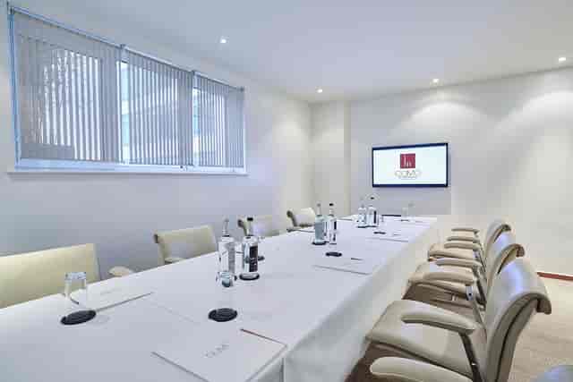 Modern meeting room at Met Lounge, COMO Metropolitan London, ideal for professional events.
