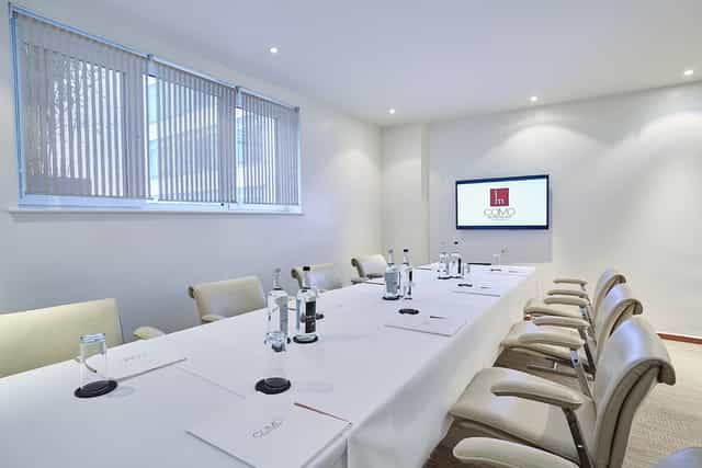 Modern meeting room at Met Lounge, COMO Metropolitan London, ideal for professional events.