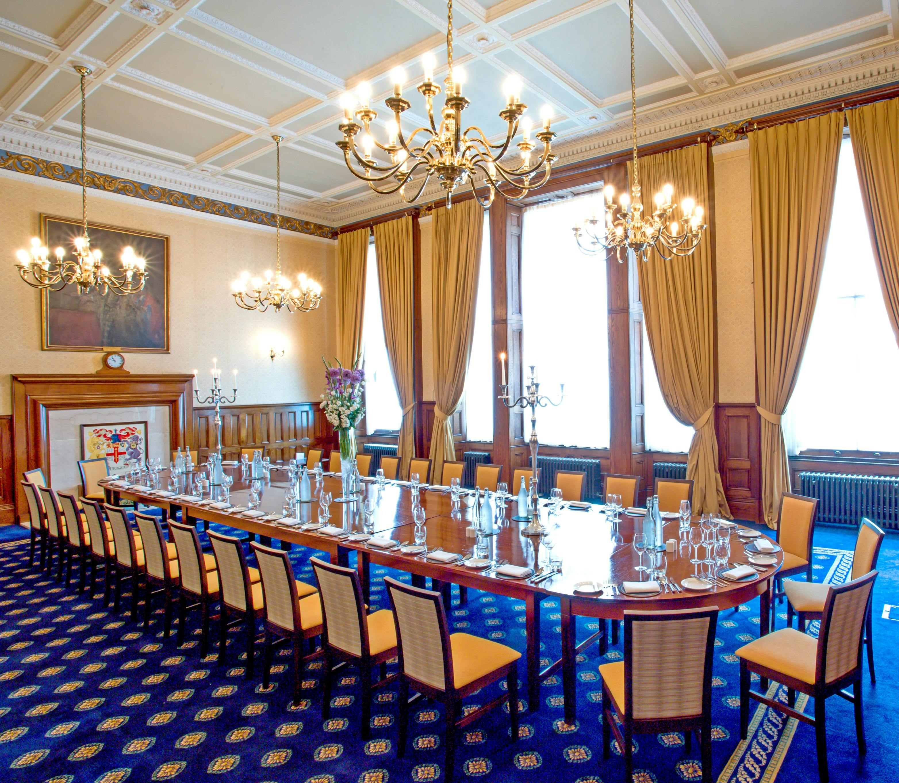 Sophisticated meeting room with long table, ideal for corporate events and strategic meetings.