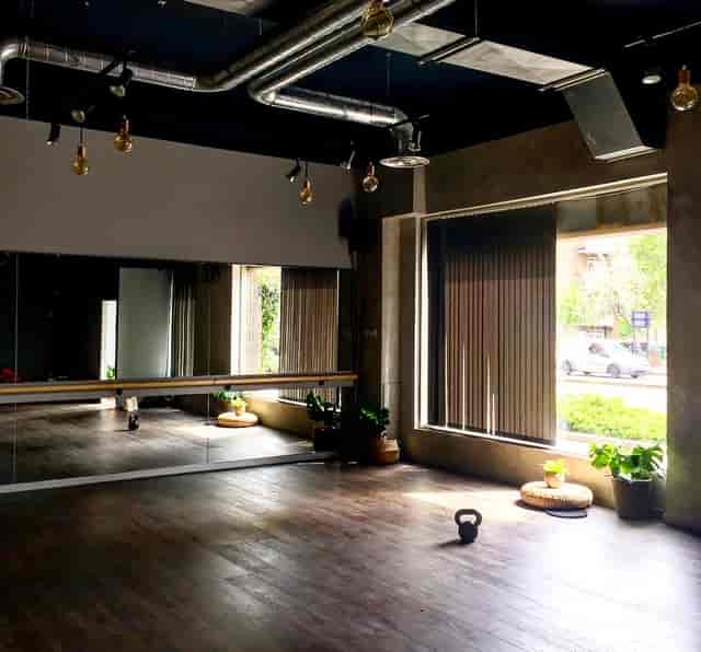 Versatile event space with natural light, ideal for workshops and fitness classes.