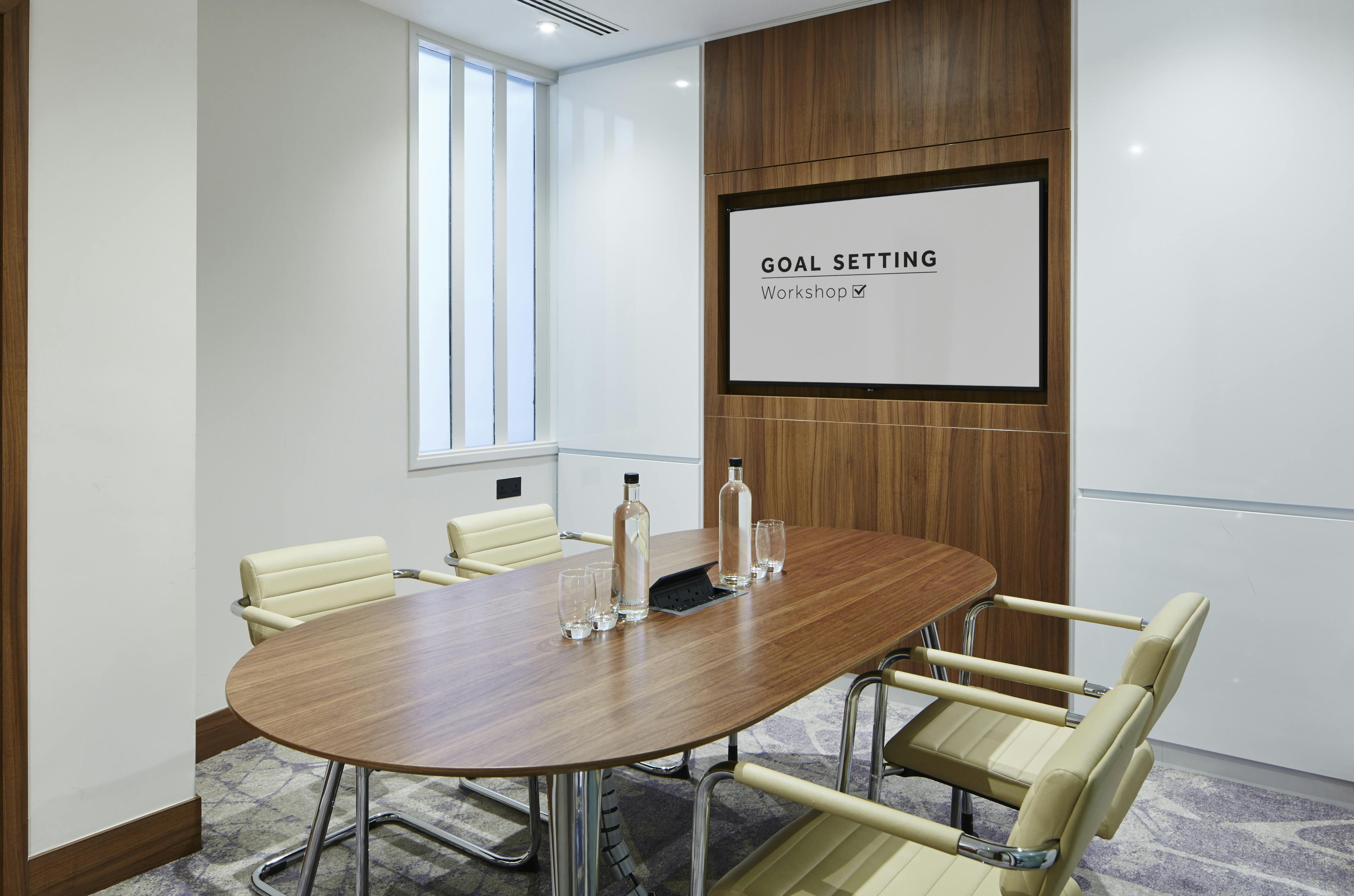 Modern meeting room with wooden table at London Heathrow Marriott for workshops.