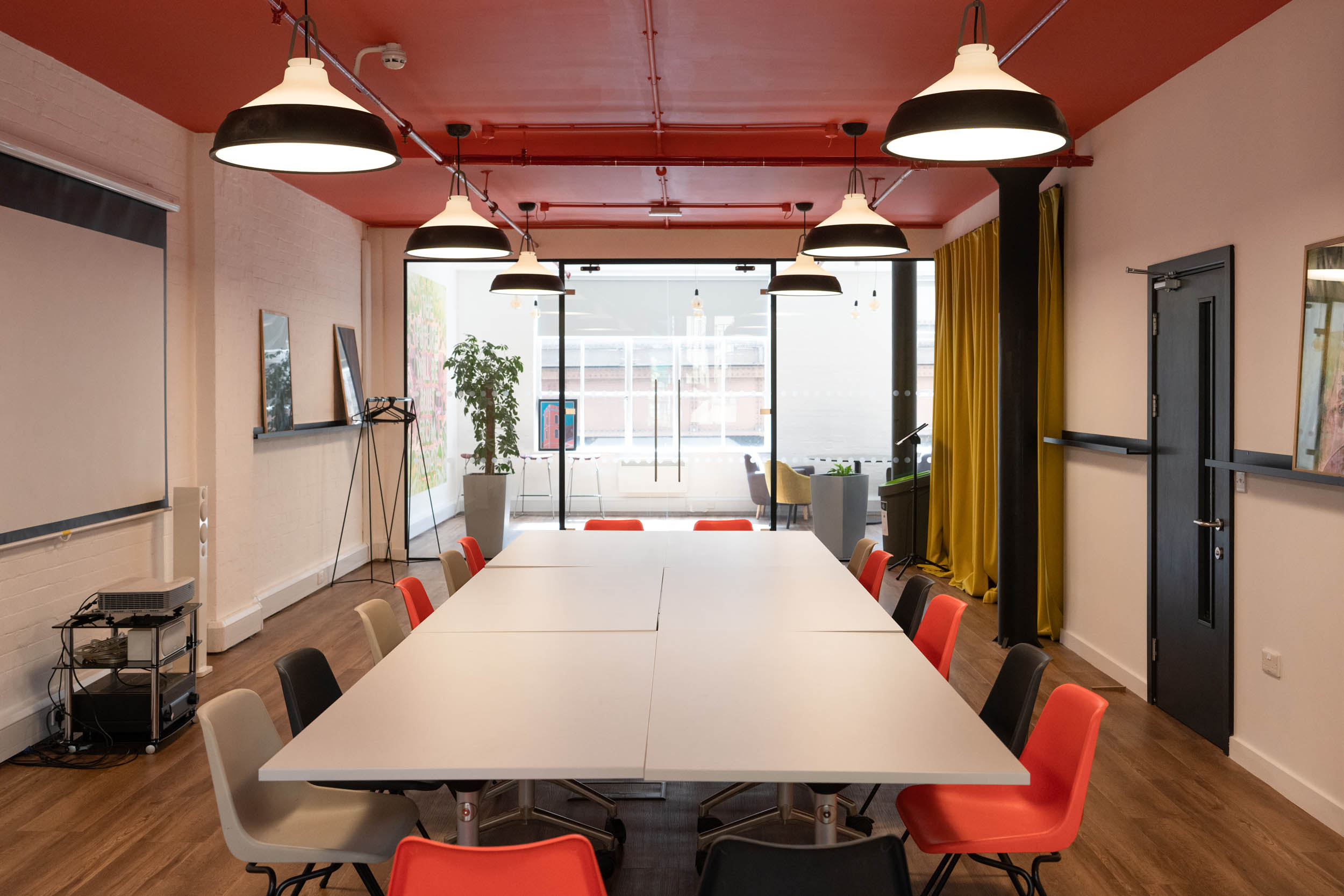 Modern meeting room at The Hive, London Bridge, ideal for workshops and brainstorming. - Banner
