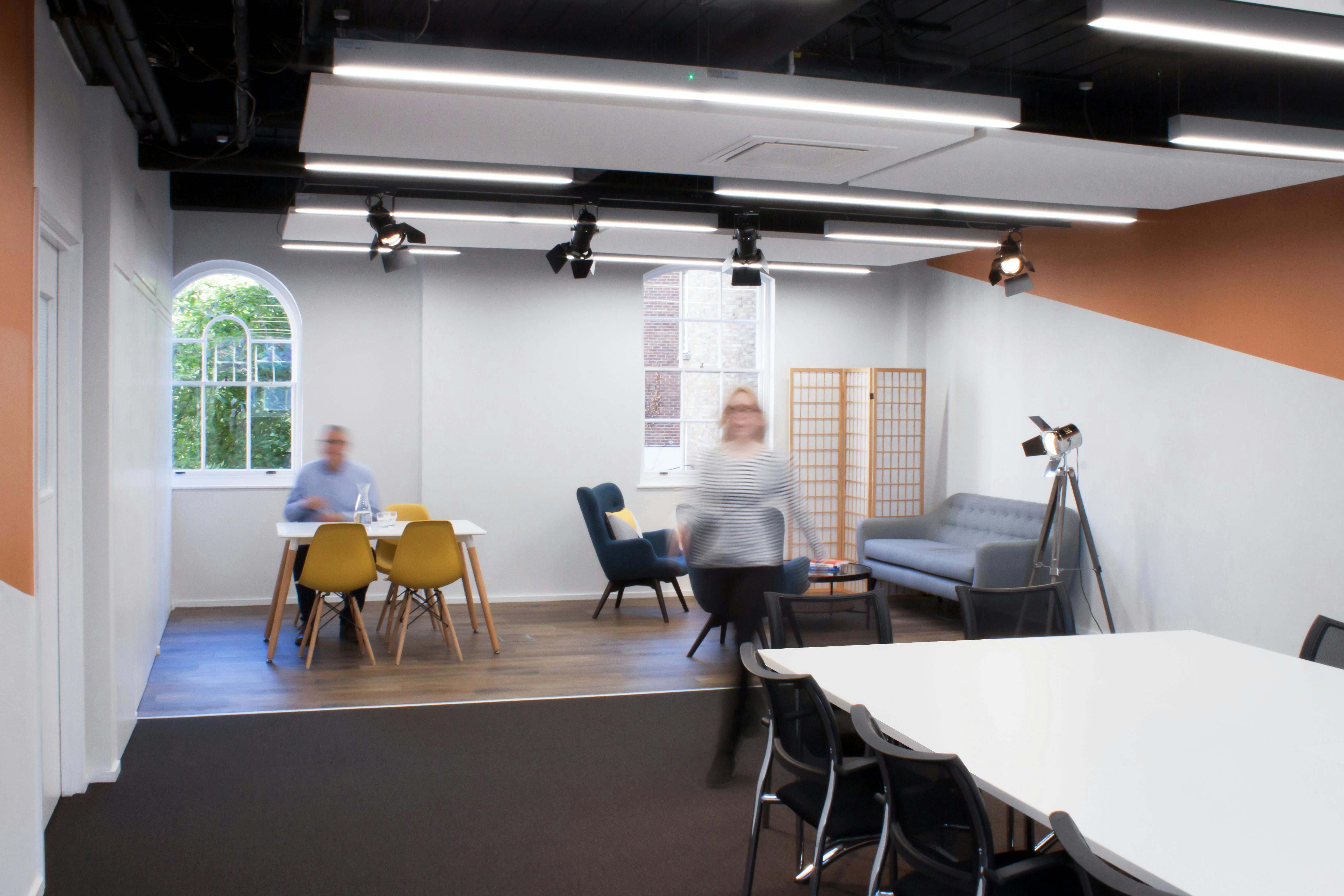 Modern meeting room with flexible seating, perfect for workshops and team meetings.