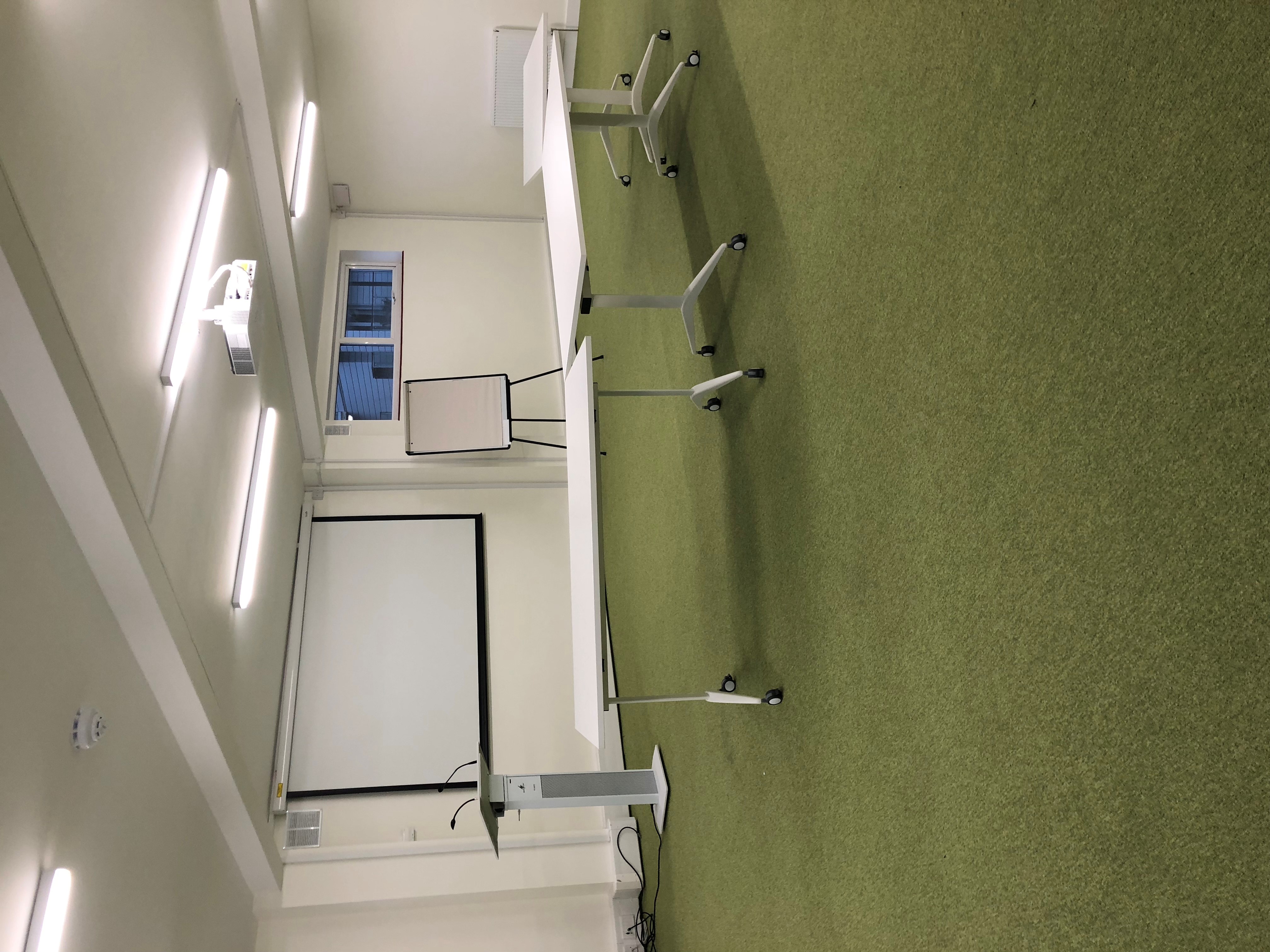 Versatile training room with mobile tables, ideal for meetings and workshops in Wembley.