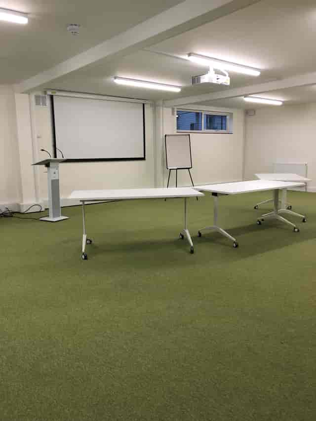 Versatile training room with mobile tables, ideal for meetings and workshops in Wembley.