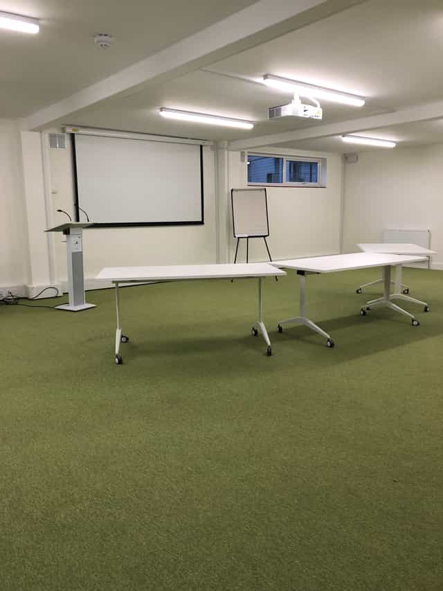 Versatile training room with mobile tables, ideal for meetings and workshops in Wembley.
