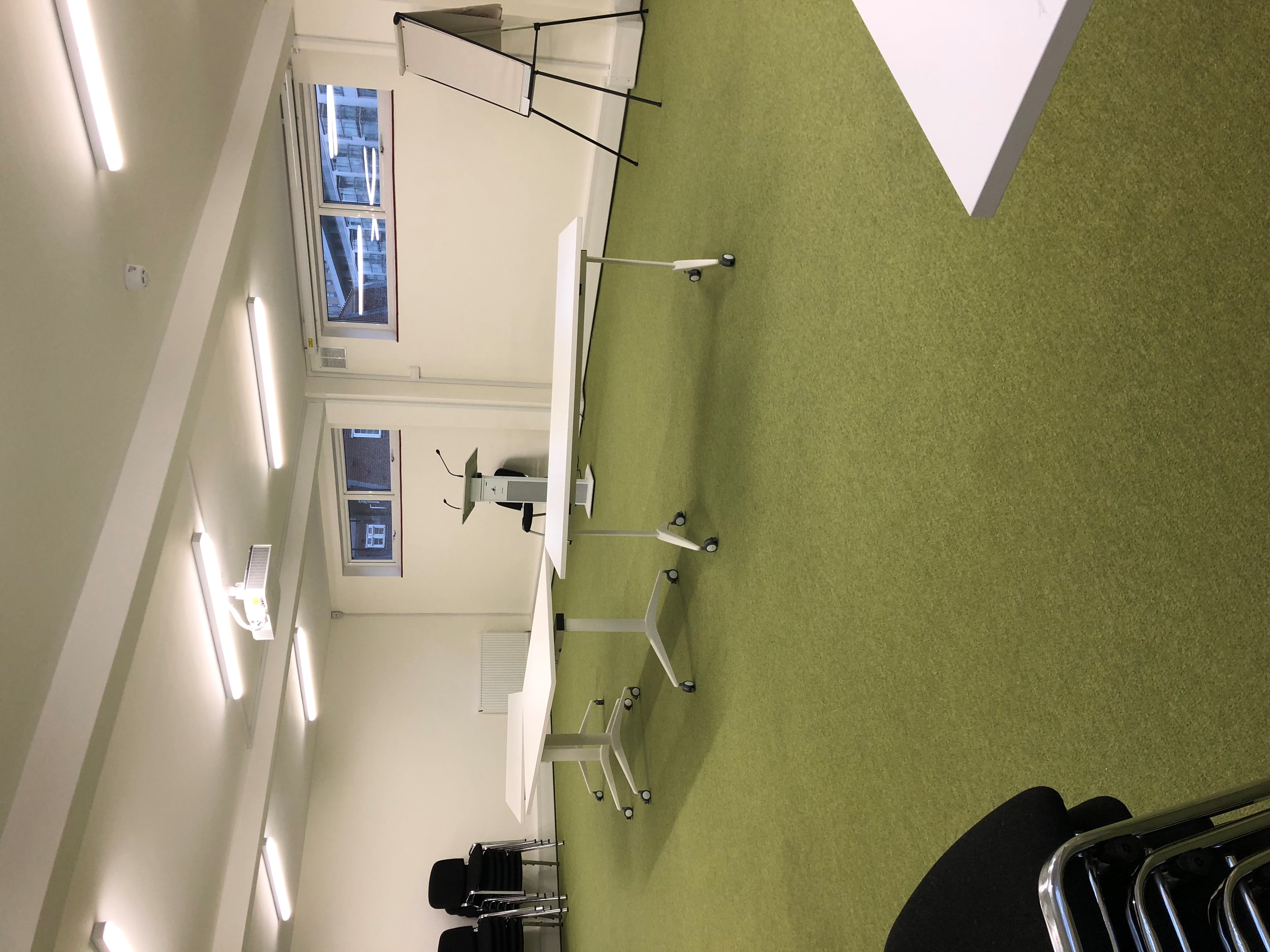 Flexible training room with mobile tables, ideal for workshops and brainstorming sessions.