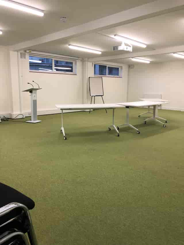 Versatile training room with movable tables, ideal for workshops and presentations.